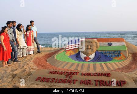 Die Sandskulptur des amerikanischen Präsidenten Donald Trump ist am östlichen Küstenstrand der Bucht von Bengalen am Puri zu sehen, 65 km von der Hauptstadt Bhubaneswar des ostindischen Staates Odisha entfernt, wie sie der Sandkünstler Manas Sahoo für die Aufmerksamkeit der Besucher auf seinen Besuch in Indien kreiert. (Foto von STR/NurPhoto) Stockfoto