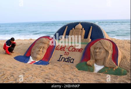 Die Sandskulptur des amerikanischen Präsidenten Donald Trump und der First Lady ist am östlichen Küstenstrand der Bucht von Bengalen in Puri zu sehen, 65 km von odishas Hauptstadt Bhubaneswar entfernt, wie sie der indische Sandkünstler Sudarshan Patnaik für Besucher kreiert, die sich über seinen zweitägigen Besuch in Indien im Bilde sind. (Foto von STR/NurPhoto) Stockfoto