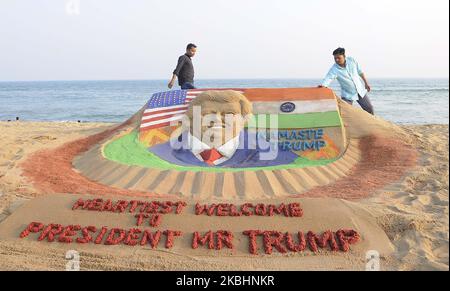 Die Sandskulptur des amerikanischen Präsidenten Donald Trump ist am östlichen Küstenstrand der Bucht von Bengalen am Puri zu sehen, 65 km von der Hauptstadt Bhubaneswar des ostindischen Staates Odisha entfernt, wie sie der Sandkünstler Manas Sahoo für die Aufmerksamkeit der Besucher auf seinen Besuch in Indien kreiert. (Foto von STR/NurPhoto) Stockfoto