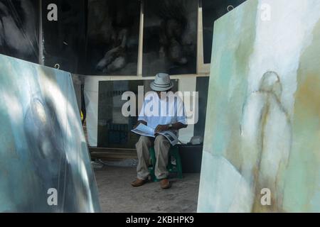 Ein Künstler aus Sri Lanka zeigt seine Kunstwerke am 23. Februar beim jährlichen 'Kala Pola' Art Festival in Colombo, Sri Lanka.2020 das jährliche Kala Pola Festival umfasst über 250 Künstler und Bildhauer aus allen Teilen Sri Lankas. (Foto von Akila Jayawardana/NurPhoto) Stockfoto