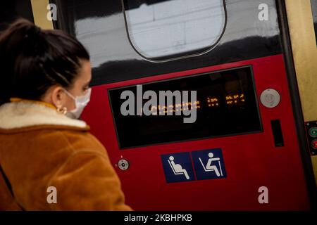 Menschen mit Schutzmasken am 24. Februar 2020 am Bahnhof Santa Lucia in Venedig, Italien. Mehr als 210 Menschen wurden in Italien mit Covid-19 infiziert, 5 Menschen starben. Italien ist auf dem dritten Platz in der Weltrangliste als infizierte Länder, nach China und Südkorea. Italien hat die Schließung von Schulen, Universitäten und Pubs eingestellt und religiöse Funktionen in den Regionen Lombardei und Venetien eingestellt. (Foto von Manuel Romano/NurPhoto) Stockfoto