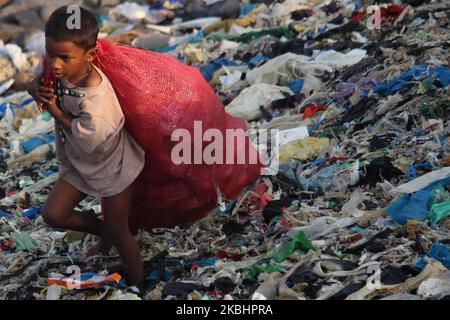 Ein Junge steht auf einem aufgetürmmten Müll, als er am 24. Februar 2020 in Mumbai, Indien, recycelbares Material entlang des Arabischen Meeres sammelt. (Foto von Himanshu Bhatt/NurPhoto) Stockfoto