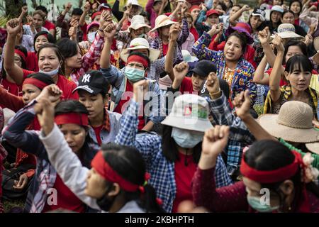 Arbeiter der Tai Yi Schuhfabrik protestieren am 24. Februar 2020 vor dem Arbeitsbüro in der Gemeinde Hlaing Thar Yar, Außenbezirk von Yangon. Sie fordern eine Reihe von Arbeitsrechten und eine Gehaltserhöhung. (Foto von Shwe Paw Mya Tin/NurPhoto) Stockfoto