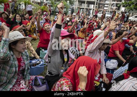 Arbeiter der Tai Yi Schuhfabrik protestieren am 24. Februar 2020 vor dem Arbeitsbüro in der Gemeinde Hlaing Thar Yar, Außenbezirk von Yangon. Sie fordern eine Reihe von Arbeitsrechten und eine Gehaltserhöhung. (Foto von Shwe Paw Mya Tin/NurPhoto) Stockfoto