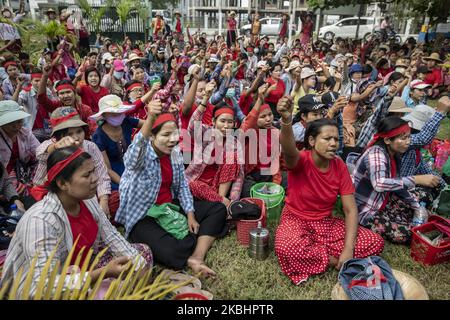 Arbeiter der Tai Yi Schuhfabrik protestieren am 24. Februar 2020 vor dem Arbeitsbüro in der Gemeinde Hlaing Thar Yar, Außenbezirk von Yangon. Sie fordern eine Reihe von Arbeitsrechten und eine Gehaltserhöhung. (Foto von Shwe Paw Mya Tin/NurPhoto) Stockfoto