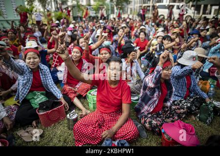 Arbeiter der Tai Yi Schuhfabrik protestieren am 24. Februar 2020 vor dem Arbeitsbüro in der Gemeinde Hlaing Thar Yar, Außenbezirk von Yangon. Sie fordern eine Reihe von Arbeitsrechten und eine Gehaltserhöhung. (Foto von Shwe Paw Mya Tin/NurPhoto) Stockfoto