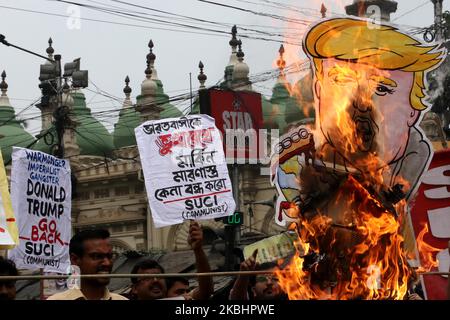 Der Unterstützer des Socialist Unity Center of India (SUCI), Bran, US-Präsident Donald Trump, blockierte die Straße während eines Protestes gegen den Besuch von US-Präsident Donald Trump in Indien in Kalkutta, Indien, am 24,2020. Februar. (Foto von Debajyoti Chakraborty/NurPhoto) Stockfoto