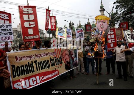 Der Unterstützer des Socialist Unity Center of India (SUCI), Bran, US-Präsident Donald Trump, blockierte die Straße während eines Protestes gegen den Besuch von US-Präsident Donald Trump in Indien in Kalkutta, Indien, am 24,2020. Februar. (Foto von Debajyoti Chakraborty/NurPhoto) Stockfoto