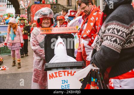 Rent-Control-Aktivisten werden während der Rose Monay Parade am 24. Februar 2020 in Köln, Deutschland, gesehen. (Foto von Ying Tang/NurPhoto) Stockfoto