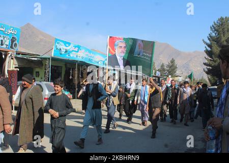 Anhänger des Präsidentschaftskandidaten Abdullah Abdullah versammeln sich, um den selbsterklärten Sieg bei den Präsidentschaftswahlen in Badakhshan, Afghanistan, am 23. Februar 2020 zu feiern. (Foto von Mohammad Sharif Shayeq/NurPhoto) Stockfoto