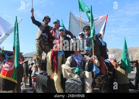 Anhänger des Präsidentschaftskandidaten Abdullah Abdullah versammeln sich, um den selbsterklärten Sieg bei den Präsidentschaftswahlen in Badakhshan, Afghanistan, am 23. Februar 2020 zu feiern. (Foto von Mohammad Sharif Shayeq/NurPhoto) Stockfoto