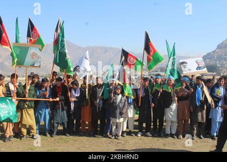 Anhänger des Präsidentschaftskandidaten Abdullah Abdullah versammeln sich, um den selbsterklärten Sieg bei den Präsidentschaftswahlen in Badakhshan, Afghanistan, am 23. Februar 2020 zu feiern. (Foto von Mohammad Sharif Shayeq/NurPhoto) Stockfoto