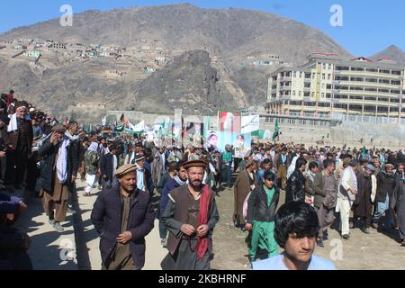 Anhänger des Präsidentschaftskandidaten Abdullah Abdullah versammeln sich, um den selbsterklärten Sieg bei den Präsidentschaftswahlen in Badakhshan, Afghanistan, am 23. Februar 2020 zu feiern. (Foto von Mohammad Sharif Shayeq/NurPhoto) Stockfoto