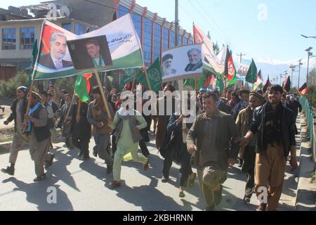 Anhänger des Präsidentschaftskandidaten Abdullah Abdullah versammeln sich, um den selbsterklärten Sieg bei den Präsidentschaftswahlen in Badakhshan, Afghanistan, am 23. Februar 2020 zu feiern. (Foto von Mohammad Sharif Shayeq/NurPhoto) Stockfoto