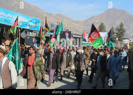 Anhänger des Präsidentschaftskandidaten Abdullah Abdullah versammeln sich, um den selbsterklärten Sieg bei den Präsidentschaftswahlen in Badakhshan, Afghanistan, am 23. Februar 2020 zu feiern. (Foto von Mohammad Sharif Shayeq/NurPhoto) Stockfoto