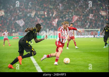 Athen, Lombardei, Griechenland. 3.. November 2022. JOSH BOWLER von Olympiacos FC im Wettbewerb mit DENNIS APPIAH (L) vom FC Nantes während des UEFA Europa League Group G Spiels zwischen Olympiacos FC und FC Nantes im Karaiskakis Stadium am 3. November 2022 in Athen, Griechenland. (Bild: © Stefanos Kyriazis/ZUMA Press Wire) Stockfoto
