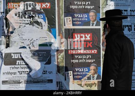 Ein ultraorthodoxer Jude kommt an einem Wahlkampfplakat für die rechtsextreme Otzma Yehudit-Partei vorbei, entlang der Yirmiyahu-Straße in Shikun Chabad, einem chassidisch-jüdischen Viertel im Norden Jerusalems. Die Israelis stehen am 2.. März bei den dritten Wahlen in weniger als einem Jahr an der Wahl. Am Montag, den 24. Februar 2020, in Jerusalem, Israel. (Foto von Artur Widak/NurPhoto) Stockfoto