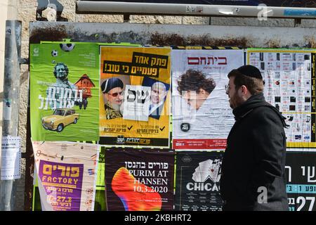 Ein Mann kommt an einem Wahlkampfplakat für Shas, eine religiöse Partei der Haredi, im Zentrum Jerusalems vorbei. Die Israelis stehen am 2.. März bei den dritten Wahlen in weniger als einem Jahr an der Wahl. Am Montag, den 24. Februar 2020, in Jerusalem, Israel. (Foto von Artur Widak/NurPhoto) Stockfoto