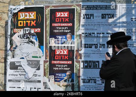 Ein ultraorthodoxer Jude kommt an einem Wahlkampfplakat für die rechtsextreme Otzma Yehudit-Partei vorbei, entlang der Yirmiyahu-Straße in Shikun Chabad, einem chassidisch-jüdischen Viertel im Norden Jerusalems. Die Israelis stehen am 2.. März bei den dritten Wahlen in weniger als einem Jahr an der Wahl. Am Montag, den 24. Februar 2020, in Jerusalem, Israel. (Foto von Artur Widak/NurPhoto) Stockfoto