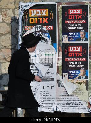 Ein ultraorthodoxer Jude kommt an einem Wahlkampfplakat für die rechtsextreme Otzma Yehudit-Partei vorbei, entlang der Yirmiyahu-Straße in Shikun Chabad, einem chassidisch-jüdischen Viertel im Norden Jerusalems. Die Israelis stehen am 2.. März bei den dritten Wahlen in weniger als einem Jahr an der Wahl. Am Montag, den 24. Februar 2020, in Jerusalem, Israel. (Foto von Artur Widak/NurPhoto) Stockfoto