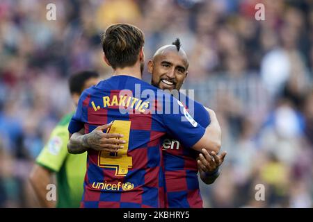 Arturo Vidal und Ivan Rakitic aus Barcelona feiern den Sieg nach dem Liga-Spiel zwischen dem FC Barcelona und SD Eibar SAD am 22. Februar 2020 im Camp Nou in Barcelona, Spanien. (Foto von Jose Breton/Pics Action/NurPhoto) Stockfoto