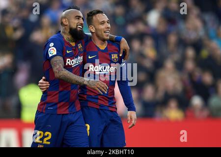 Arthur Melo aus Barcelona feiert das erste Tor seiner Seite mit Arturo Vidal während des Liga-Spiels zwischen dem FC Barcelona und SD Eibar SAD am 22. Februar 2020 im Camp Nou in Barcelona, Spanien. (Foto von Jose Breton/Pics Action/NurPhoto) Stockfoto