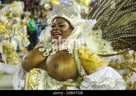 Ein Mitglied der Schule Beija Flor de Nilopolis Samba Schule tritt während der zweiten Nacht des 2020 Rio Karneval Paraden im Sapucai Sambadrome am 24. Februar 2020 in Rio de Janeiro, Brasilien. Der Karneval ist das größte und beliebteste Fest in Brasilien. (Foto von Gilson Borba/NurPhoto) Stockfoto