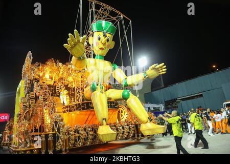 Mitglieder der Samba-Schule Sao Clemente treten am 24. Februar 2020 in der letzten Nacht der Karnevalsparade von Rio im Sambadrome Marques de Sapucai in Rio de Janeiro, Brasilien, auf. (Foto von Gilson Borba/NurPhoto) Stockfoto