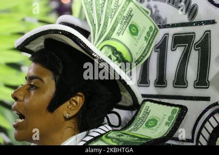 Mitglieder der Samba-Schule Sao Clemente treten am 24. Februar 2020 in der letzten Nacht der Karnevalsparade von Rio im Sambadrome Marques de Sapucai in Rio de Janeiro, Brasilien, auf. (Foto von Gilson Borba/NurPhoto) Stockfoto