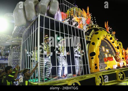 Mitglieder der Samba-Schule Sao Clemente treten am 24. Februar 2020 in der letzten Nacht der Karnevalsparade von Rio im Sambadrome Marques de Sapucai in Rio de Janeiro, Brasilien, auf. (Foto von Gilson Borba/NurPhoto) Stockfoto