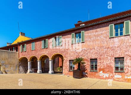 Villefranche-sur-Mer, Frankreich - 5. August 2022: Rathausresidenz im Innenhof und der Zitadellenburg aus dem 16. Jahrhundert in der Altstadt von Villefranche-sur-Mer Stockfoto