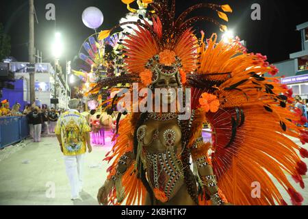 Mitglieder der Samba-Schule Paraiso do Tuiuti tritt am 24. Februar 2020 in Rio de Janeiro, Brasilien, auf. (Foto von Gilson Borba/NurPhoto) Stockfoto