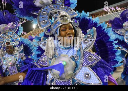 Mitglieder der Samba-Schule Paraiso do Tuiuti tritt am 24. Februar 2020 in Rio de Janeiro, Brasilien, auf. (Foto von Gilson Borba/NurPhoto) Stockfoto