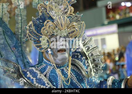 Mitglieder der Samba-Schule Paraiso do Tuiuti tritt am 24. Februar 2020 in Rio de Janeiro, Brasilien, auf. (Foto von Gilson Borba/NurPhoto) Stockfoto