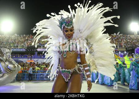 Mitglieder der Samba-Schule Paraiso do Tuiuti tritt am 24. Februar 2020 in Rio de Janeiro, Brasilien, auf. (Foto von Gilson Borba/NurPhoto) Stockfoto