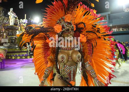 Mitglieder der Samba-Schule Paraiso do Tuiuti tritt am 24. Februar 2020 in Rio de Janeiro, Brasilien, auf. (Foto von Gilson Borba/NurPhoto) Stockfoto