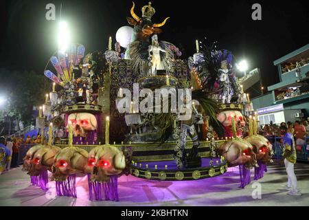 Mitglieder der Samba-Schule Paraiso do Tuiuti tritt am 24. Februar 2020 in Rio de Janeiro, Brasilien, auf. (Foto von Gilson Borba/NurPhoto) Stockfoto