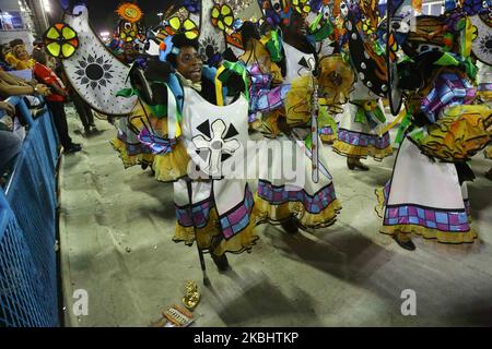 Mitglieder der Samba-Schule Paraiso do Tuiuti tritt am 24. Februar 2020 in Rio de Janeiro, Brasilien, auf. (Foto von Gilson Borba/NurPhoto) Stockfoto