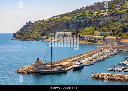 Villefranche-sur-Mer, Frankreich - 5. August 2022: Panoramablick auf Hafen und Jachthafen mit Anlegestellen vor der Küste von Azure auf dem Mittelmeer Stockfoto