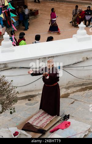 Eine alte Frau mit tibetisch-buddhistischer kastanienbrauner Mönchsrobe betet am ersten Tag der Tibetanischen Neujahrsfeier (Losar) am 24. Februar 2020 in Kathmandu, Nepal, beim Boudhanath-Stupa. Die Boudhanath Stupa ist ein UNESCO-Weltkulturerbe und das wichtigste tibetisch-buddhistische Monument außerhalb Tibets. (Foto von Wiktor Szymanowicz/NurPhoto) Stockfoto