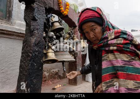 Eine alte Frau, die traditionelle nepalesische Bhotiya-Kleidung trägt, betet am ersten Tag der tibetischen Neujahrsfeier (Losar) am 24. Februar 2020 in Kathmandu, Nepal, an der Boudhanath-Stupa. Die Boudhanath Stupa ist ein UNESCO-Weltkulturerbe und das wichtigste tibetisch-buddhistische Monument außerhalb Tibets. (Foto von Wiktor Szymanowicz/NurPhoto) Stockfoto