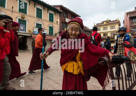 Eine alte Frau mit tibetisch-buddhistischer kastanienbrauner Mönchsrobe ist am ersten Tag der Feierlichkeiten zum tibetischen Neujahr (Losar) am 24. Februar 2020 in Kathmandu, Nepal, am Boudhanath-Stupa zu sehen. Die Boudhanath Stupa ist ein UNESCO-Weltkulturerbe und das wichtigste tibetisch-buddhistische Monument außerhalb Tibets. (Foto von Wiktor Szymanowicz/NurPhoto) Stockfoto