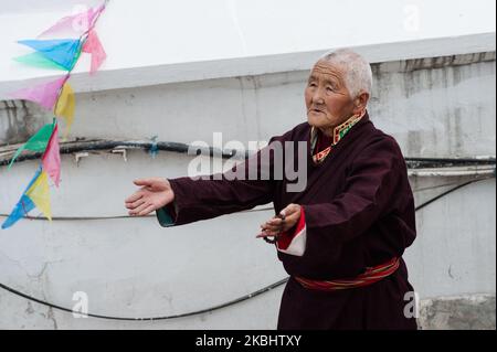 Eine alte Frau mit tibetisch-buddhistischer kastanienbrauner Mönchsrobe betet am ersten Tag der Tibetanischen Neujahrsfeier (Losar) am 24. Februar 2020 in Kathmandu, Nepal, beim Boudhanath-Stupa. Die Boudhanath Stupa ist ein UNESCO-Weltkulturerbe und das wichtigste tibetisch-buddhistische Monument außerhalb Tibets. (Foto von Wiktor Szymanowicz/NurPhoto) Stockfoto