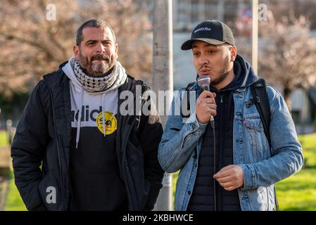Der Prozess gegen die Journalistin Taha Bouhafs fand am 25. Februar 2020 vor dem Obersten Gericht in Créteil (Tribunal de Grande Instance) statt, weil er Beleidigung und Rebellion vorgebracht hatte, während er eine Demonstration von Migranten ohne Papiere in Alfortville im Juni 2019 verdeckte. Begleitet von mehreren Unterstützern, darunter Gael Quirante und seinem Anwalt Maitre Arié Alimi, wurde sein Prozess auf den 3. Juli 2020 verschoben. (Foto von Samuel Boivin/NurPhoto) Stockfoto