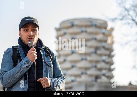 Der Prozess gegen die Journalistin Taha Bouhafs fand am 25. Februar 2020 vor dem Obersten Gericht in Créteil (Tribunal de Grande Instance) statt, weil er Beleidigung und Rebellion vorgebracht hatte, während er eine Demonstration von Migranten ohne Papiere in Alfortville im Juni 2019 verdeckte. Begleitet von mehreren Unterstützern, darunter Gael Quirante und seinem Anwalt Maitre Arié Alimi, wurde sein Prozess auf den 3. Juli 2020 verschoben. (Foto von Samuel Boivin/NurPhoto) Stockfoto