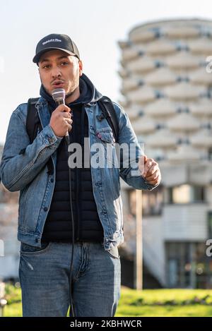 Der Prozess gegen die Journalistin Taha Bouhafs fand am 25. Februar 2020 vor dem Obersten Gericht in Créteil (Tribunal de Grande Instance) statt, weil er Beleidigung und Rebellion vorgebracht hatte, während er eine Demonstration von Migranten ohne Papiere in Alfortville im Juni 2019 verdeckte. Begleitet von mehreren Unterstützern, darunter Gael Quirante und seinem Anwalt Maitre Arié Alimi, wurde sein Prozess auf den 3. Juli 2020 verschoben. (Foto von Samuel Boivin/NurPhoto) Stockfoto
