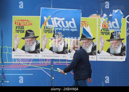 Plakat zur Wahl der politischen Partei Likud auf den Bildern von Rabbi Menachem Mendel Shneorson. Die Israelis stehen am 2.. März bei den dritten Wahlen in weniger als einem Jahr an der Wahl. Am Dienstag, den 25. Februar 2020, Israel. (Foto von Artur Widak/NurPhoto) Stockfoto