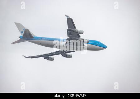 KLM Royal Dutch Airlines Boeing 747-400m-Flugzeuge, die während eines Sturms in den Wolken abfliegen, in der Luft fliegen, während sie die Fahrwerksräder mit ausgefahrenen Klappen am KLM-Hub Amsterdam Schiphol AMS EHAM in den Niederlanden zurückfahren. Das Flugzeug hat die Registrierung PH-BFW, hat den Namen Shanghai / City of Shanghai und wird von 4x GE-Triebwerken angetrieben. Das Doppeldecker-Großraumflugzeug, das für Langstreckenflüge gemacht wurde und den Spitznamen „Queen of the Skies“ oder „Jumbo Jet“ trägt, ist eine spezielle Kombivariante, eine Kombination aus Passagier- und Frachtflugzeug. KLM KL ist Mitglied der skyteam Aviation allia Stockfoto