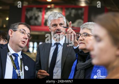 Laurent Wauquiez (C), Präsident der französischen Verwaltungsregion Auvergne-Rhone-Alpes, besucht am 25. Februar 2020 die internationale Landwirtschaftsmesse in Paris. (Foto von Michel Stoupak/NurPhoto) Stockfoto