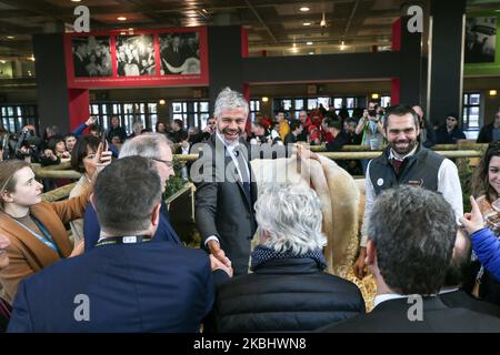 Laurent Wauquiez (C), Präsident der französischen Verwaltungsregion Auvergne-Rhone-Alpes, besucht am 25. Februar 2020 die internationale Landwirtschaftsmesse in Paris. (Foto von Michel Stoupak/NurPhoto) Stockfoto